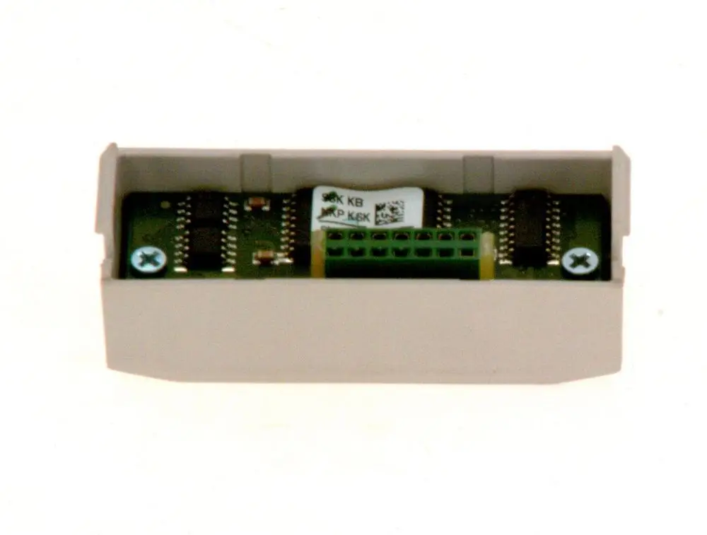 Bosch-Steckmodul in einem Gehäuse mit einer Leiterplatte, die verschiedene elektrische Anschlüsse und Komponenten zeigt.